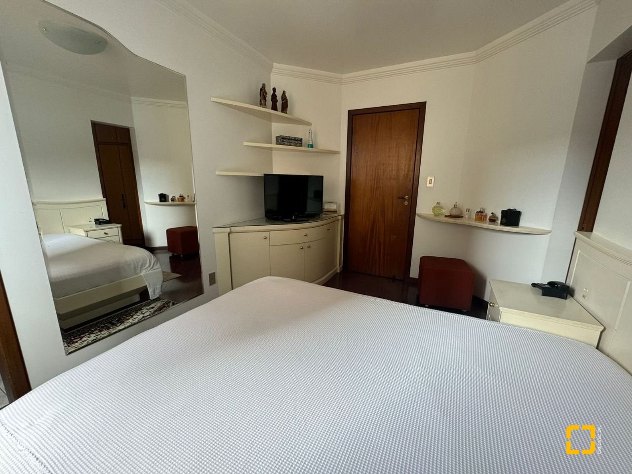 Apartamento com 129m², 6 quartos (sendo 2 suítes), 2 garagens, no bairro Centro em Florianópolis