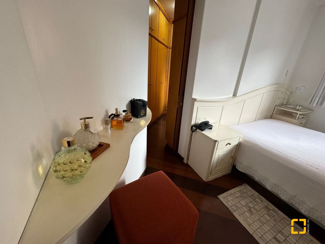 Apartamento com 129m², 6 quartos (sendo 2 suítes), 2 garagens, no bairro Centro em Florianópolis