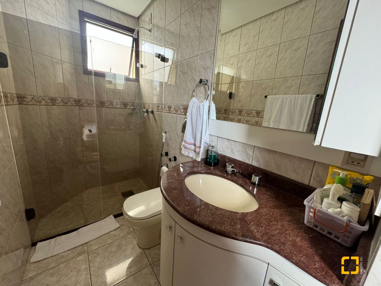Apartamento com 129m², 6 quartos (sendo 2 suítes), 2 garagens, no bairro Centro em Florianópolis