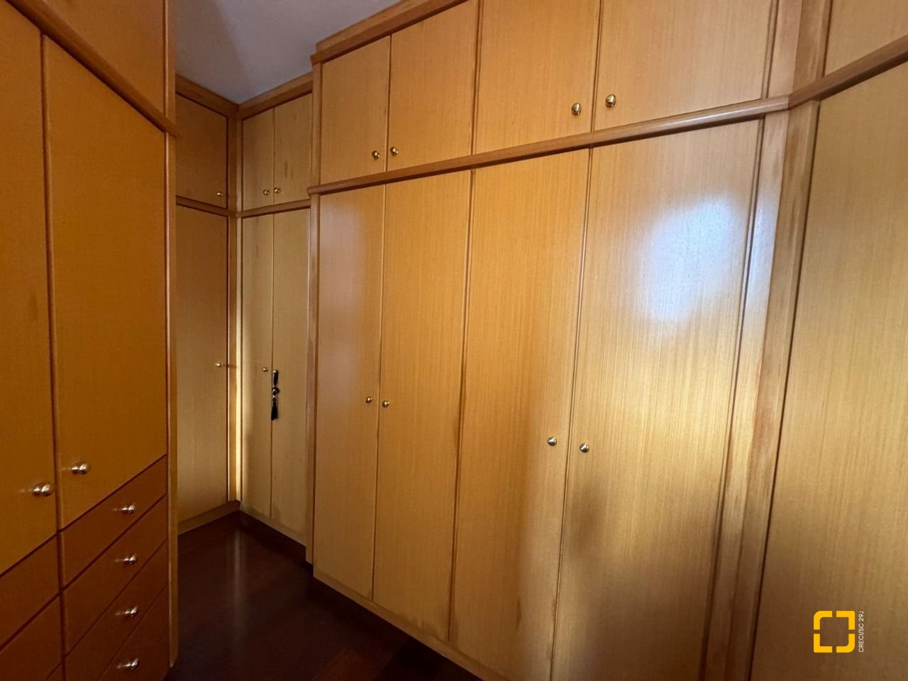 Apartamento com 129m², 6 quartos (sendo 2 suítes), 2 garagens, no bairro Centro em Florianópolis