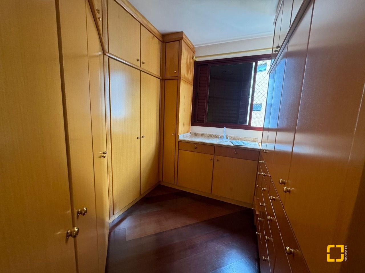 Apartamento com 129m², 6 quartos (sendo 2 suítes), 2 garagens, no bairro Centro em Florianópolis