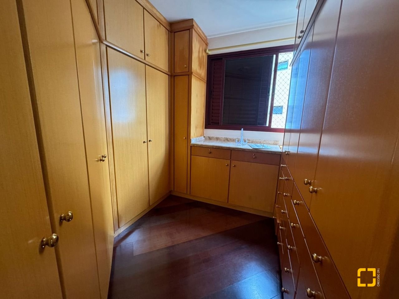 Apartamento com 129m², 6 quartos (sendo 2 suítes), 2 garagens, no bairro Centro em Florianópolis