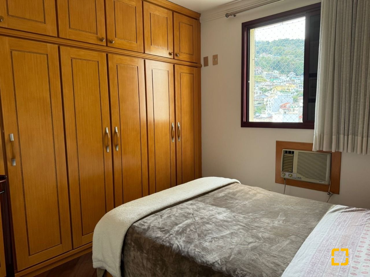Apartamento com 129m², 6 quartos (sendo 2 suítes), 2 garagens, no bairro Centro em Florianópolis