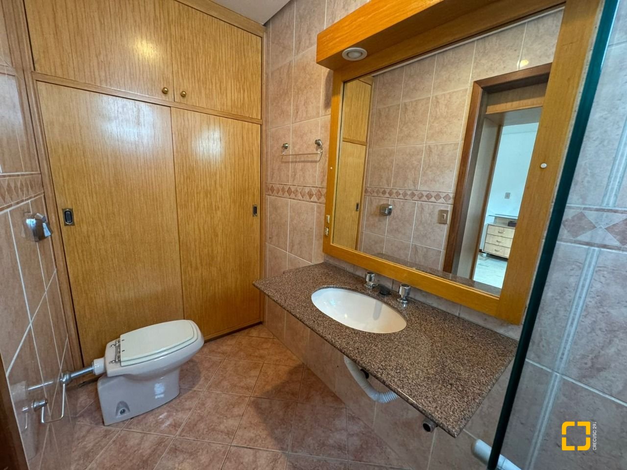 Apartamento com 129m², 6 quartos (sendo 2 suítes), 2 garagens, no bairro Centro em Florianópolis
