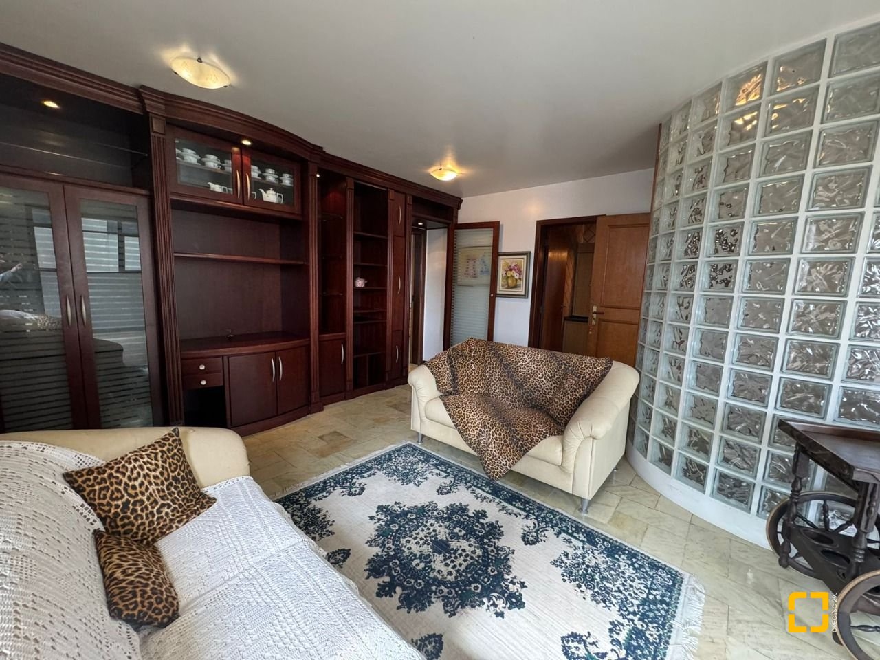 Apartamento com 129m², 6 quartos (sendo 2 suítes), 2 garagens, no bairro Centro em Florianópolis