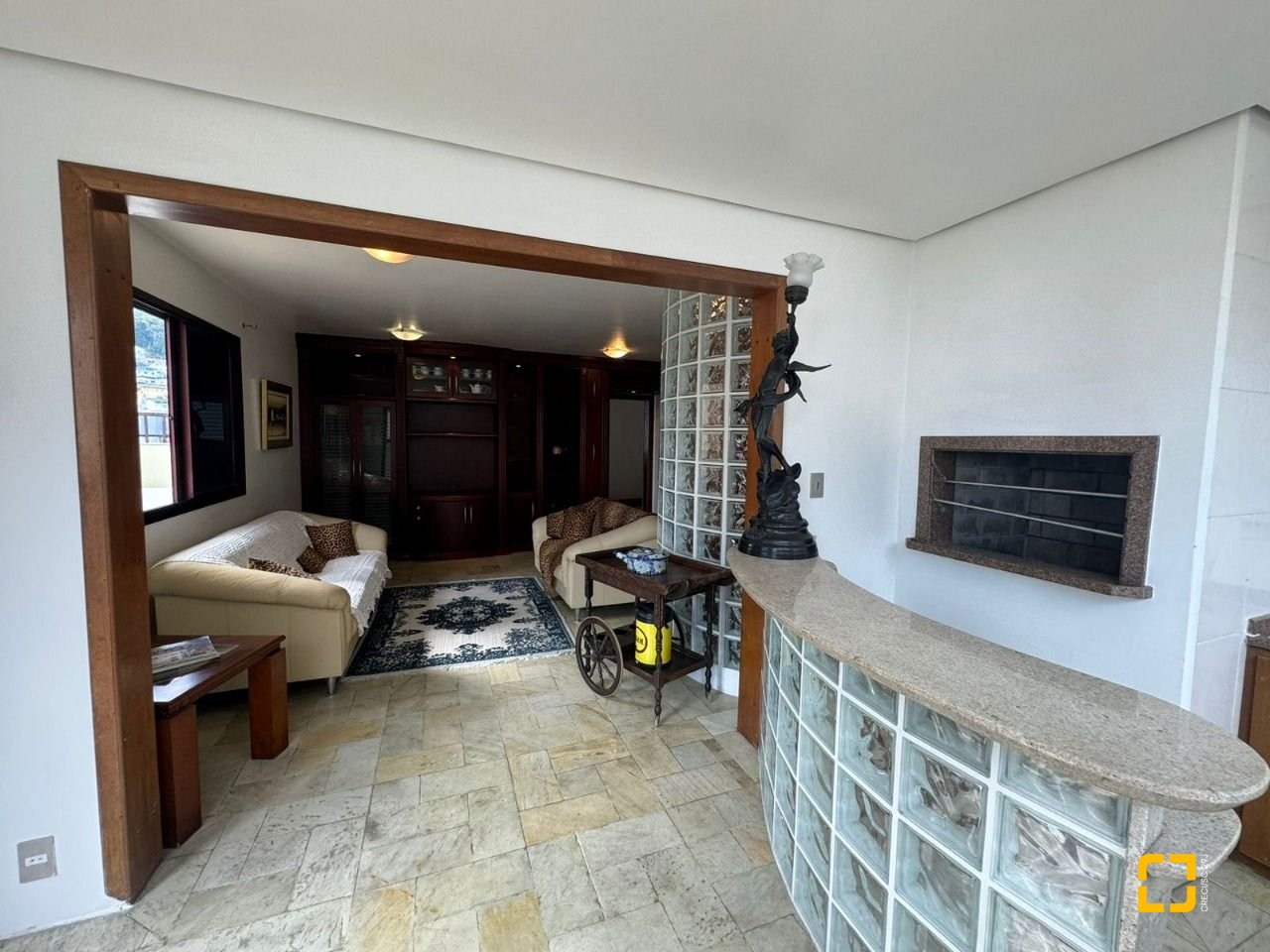 Apartamento com 129m², 6 quartos (sendo 2 suítes), 2 garagens, no bairro Centro em Florianópolis