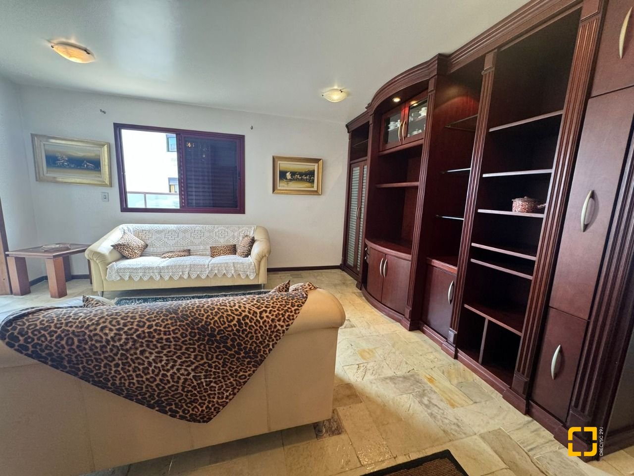 Apartamento com 129m², 6 quartos (sendo 2 suítes), 2 garagens, no bairro Centro em Florianópolis