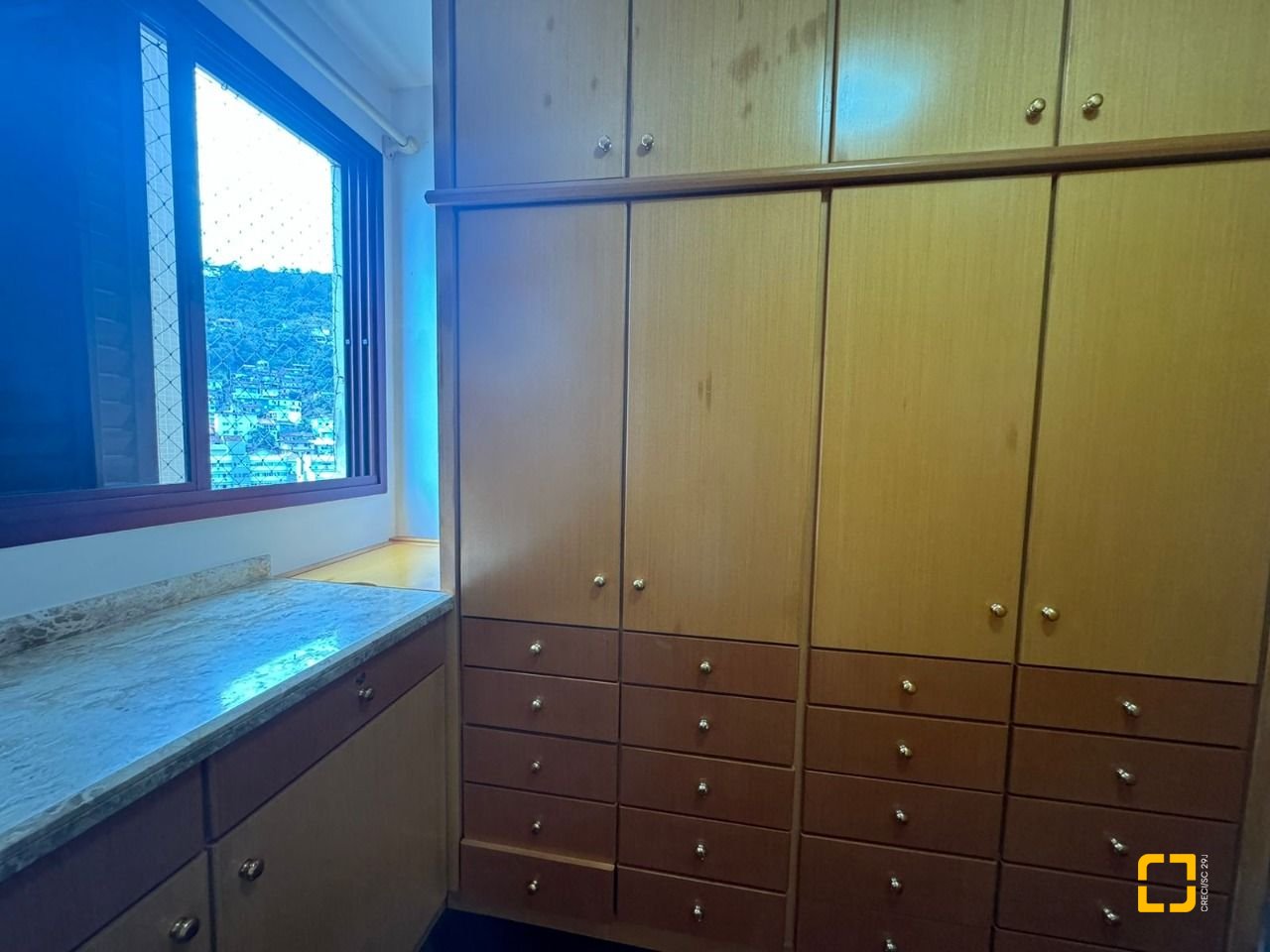 Apartamento com 129m², 6 quartos (sendo 2 suítes), 2 garagens, no bairro Centro em Florianópolis