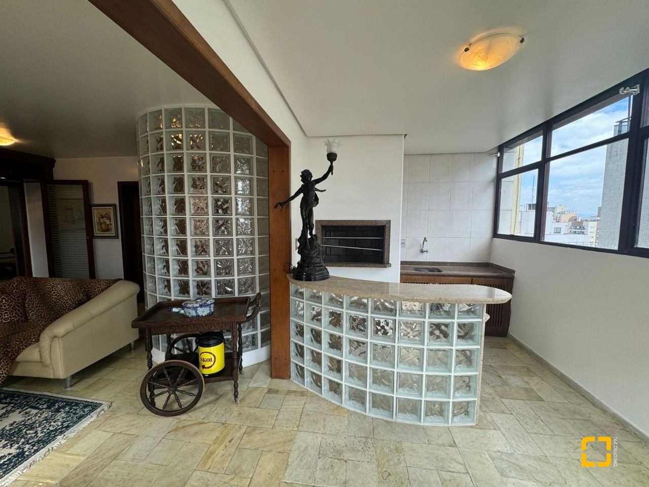 Apartamento com 129m², 6 quartos (sendo 2 suítes), 2 garagens, no bairro Centro em Florianópolis