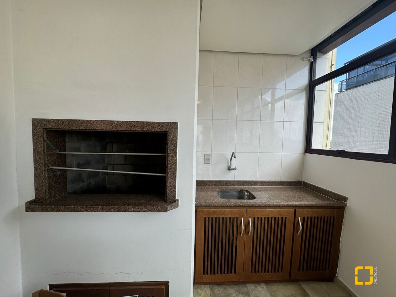 Apartamento com 129m², 6 quartos (sendo 2 suítes), 2 garagens, no bairro Centro em Florianópolis