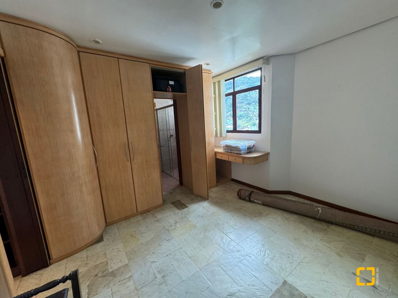 Apartamento com 129m², 6 quartos (sendo 2 suítes), 2 garagens, no bairro Centro em Florianópolis