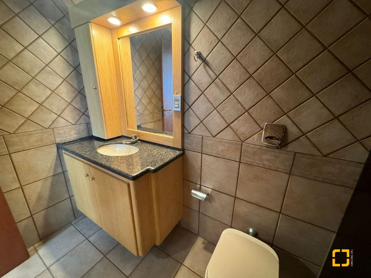 Apartamento com 129m², 6 quartos (sendo 2 suítes), 2 garagens, no bairro Centro em Florianópolis