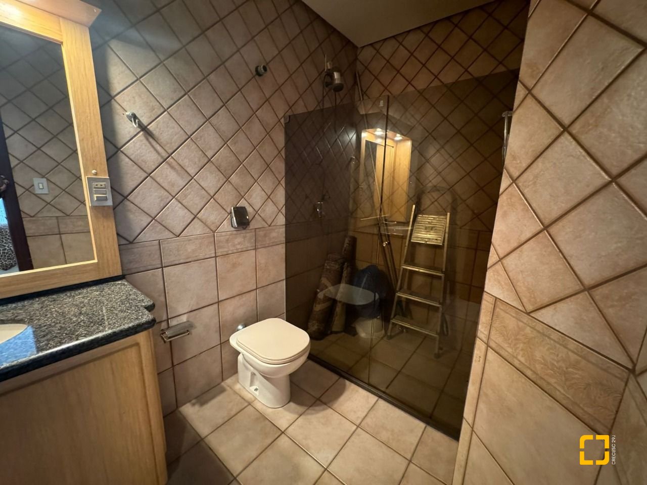 Apartamento com 129m², 6 quartos (sendo 2 suítes), 2 garagens, no bairro Centro em Florianópolis