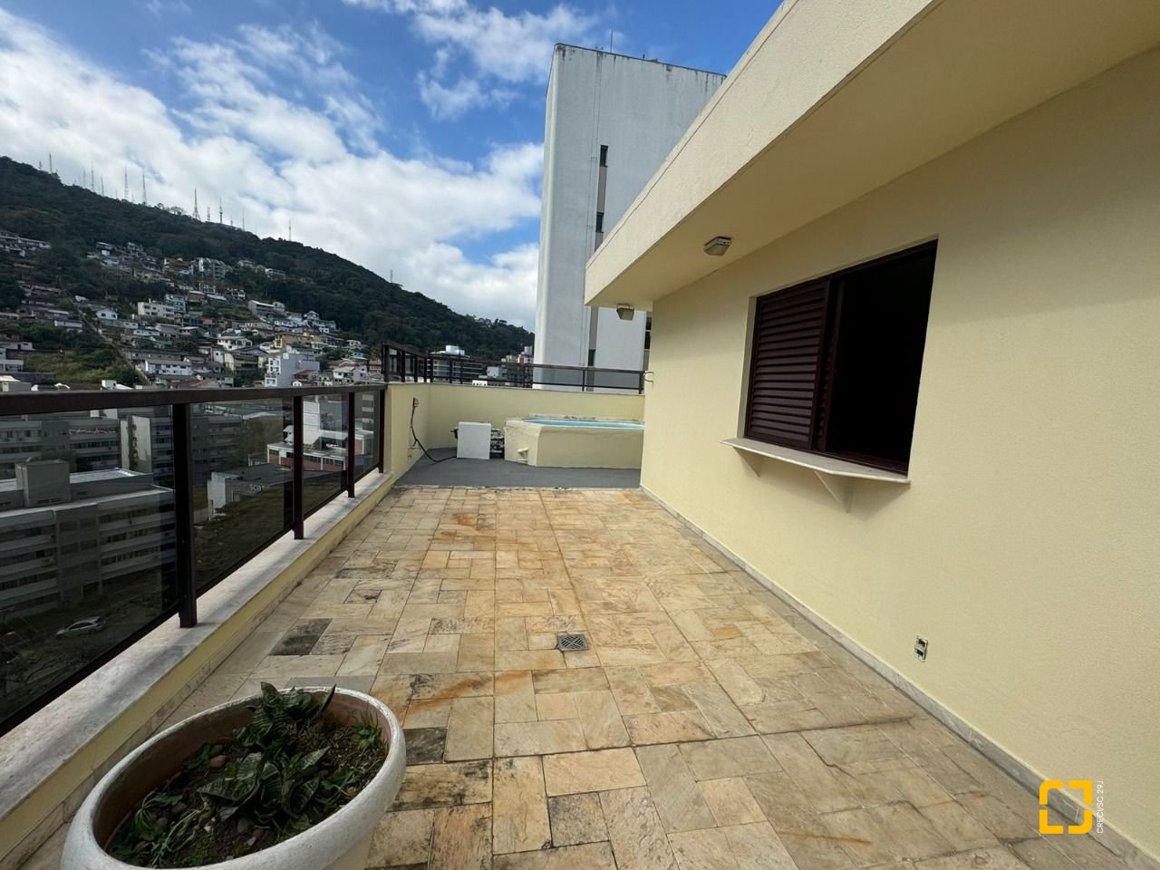Apartamento com 129m², 6 quartos (sendo 2 suítes), 2 garagens, no bairro Centro em Florianópolis
