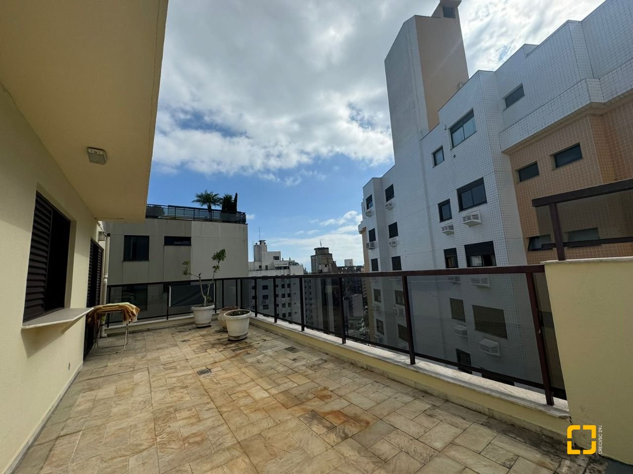 Apartamento com 129m², 6 quartos (sendo 2 suítes), 2 garagens, no bairro Centro em Florianópolis
