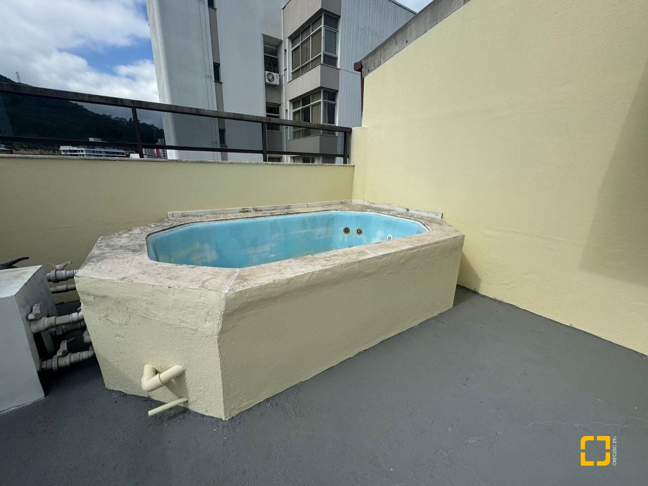 Apartamento com 129m², 6 quartos (sendo 2 suítes), 2 garagens, no bairro Centro em Florianópolis