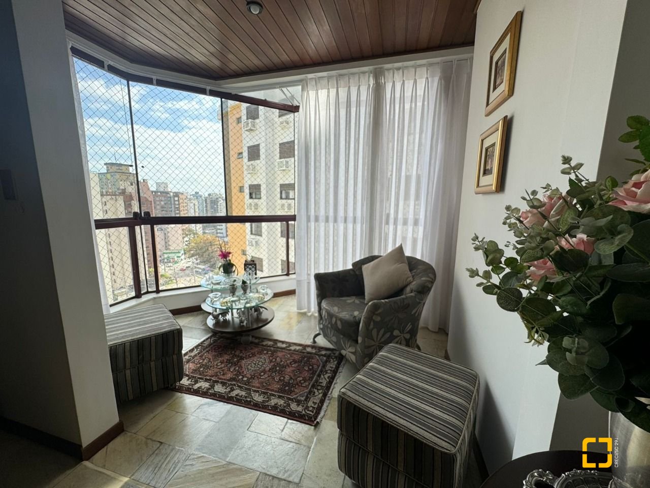 Apartamento com 129m², 6 quartos (sendo 2 suítes), 2 garagens, no bairro Centro em Florianópolis