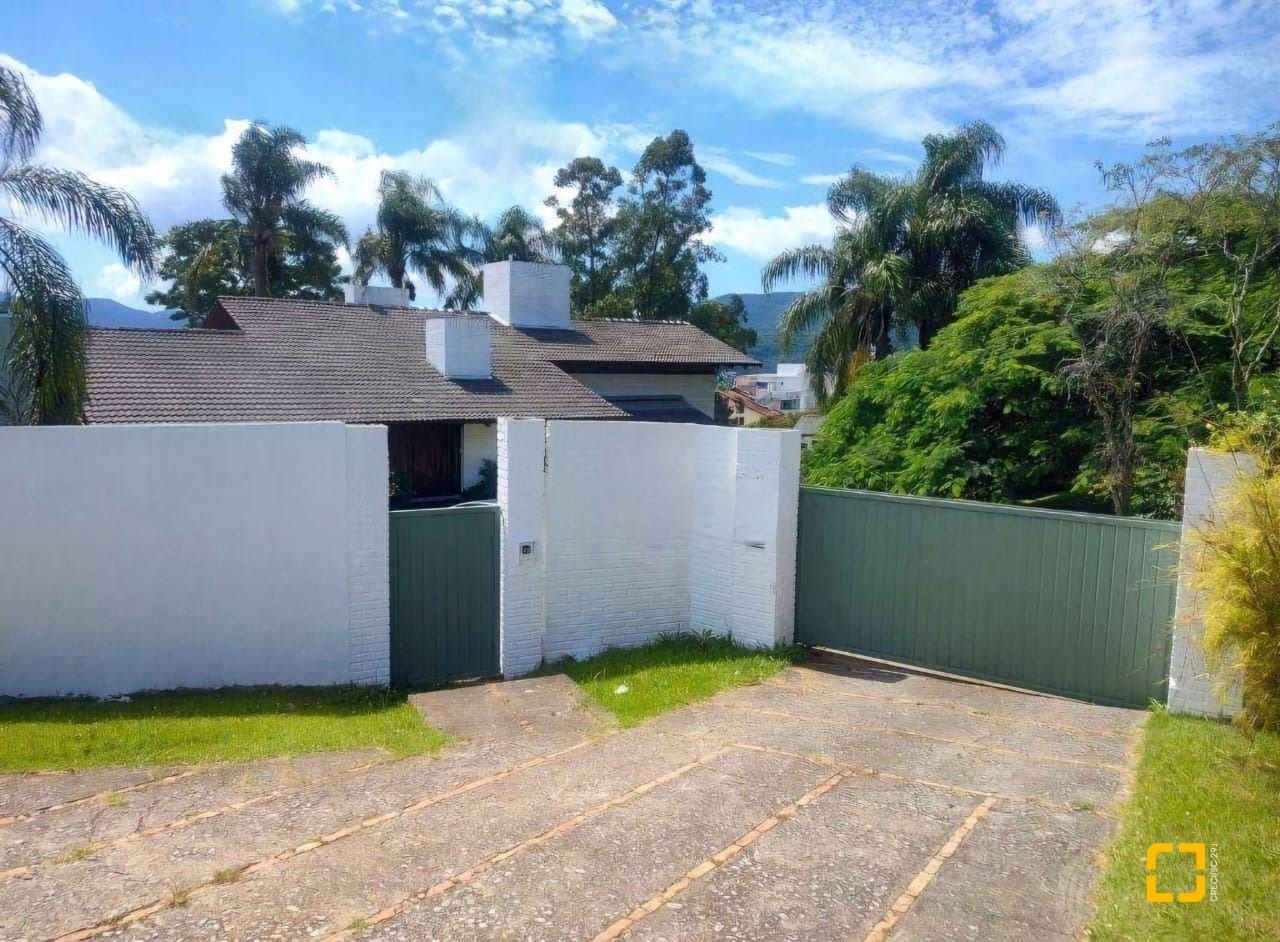 Casa com 2247m², 6 quartos (sendo 2 suítes), 10 garagens, no bairro Carvoeira em Florianópolis