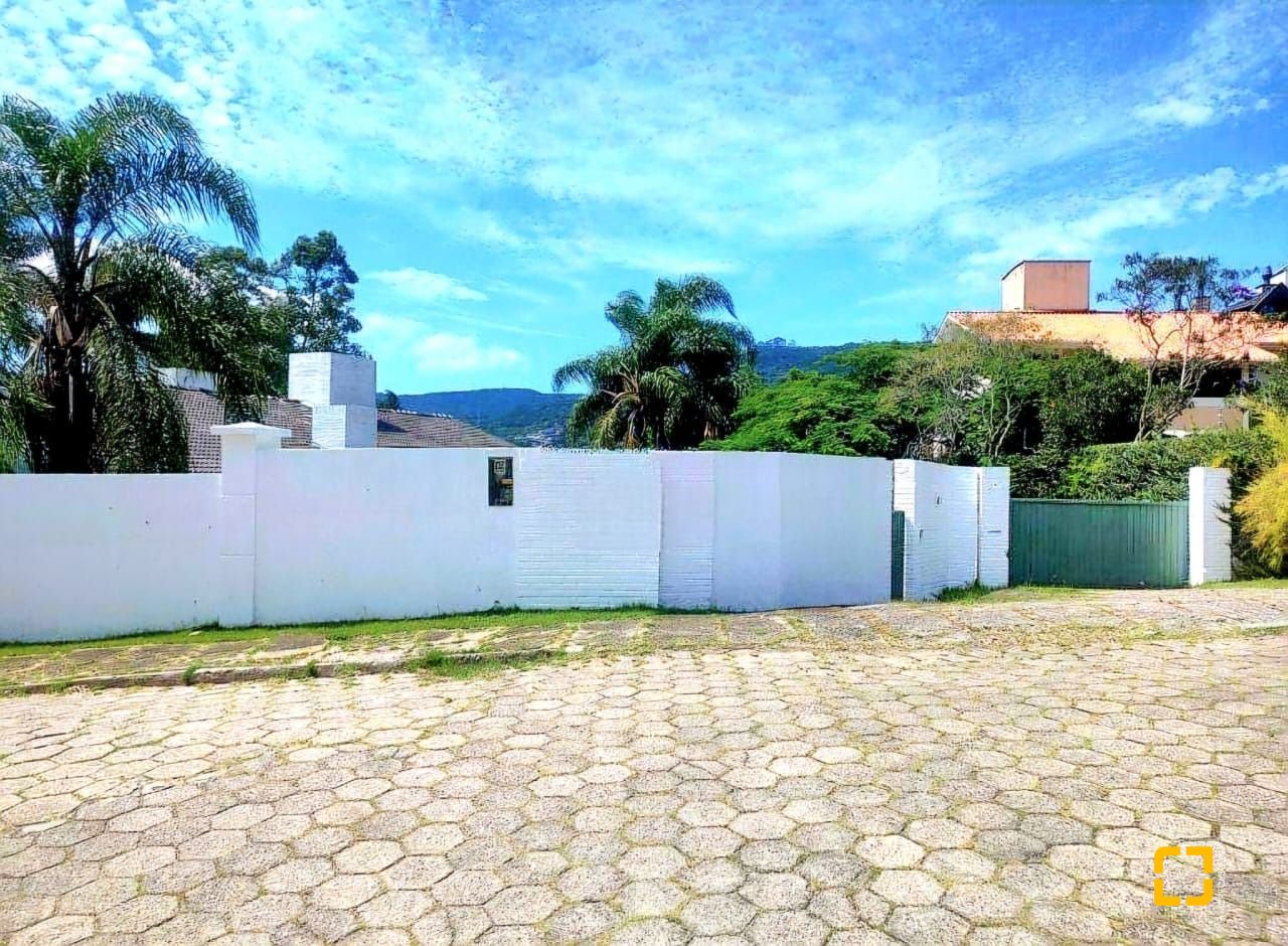 Casa com 2247m², 6 quartos (sendo 2 suítes), 10 garagens, no bairro Carvoeira em Florianópolis