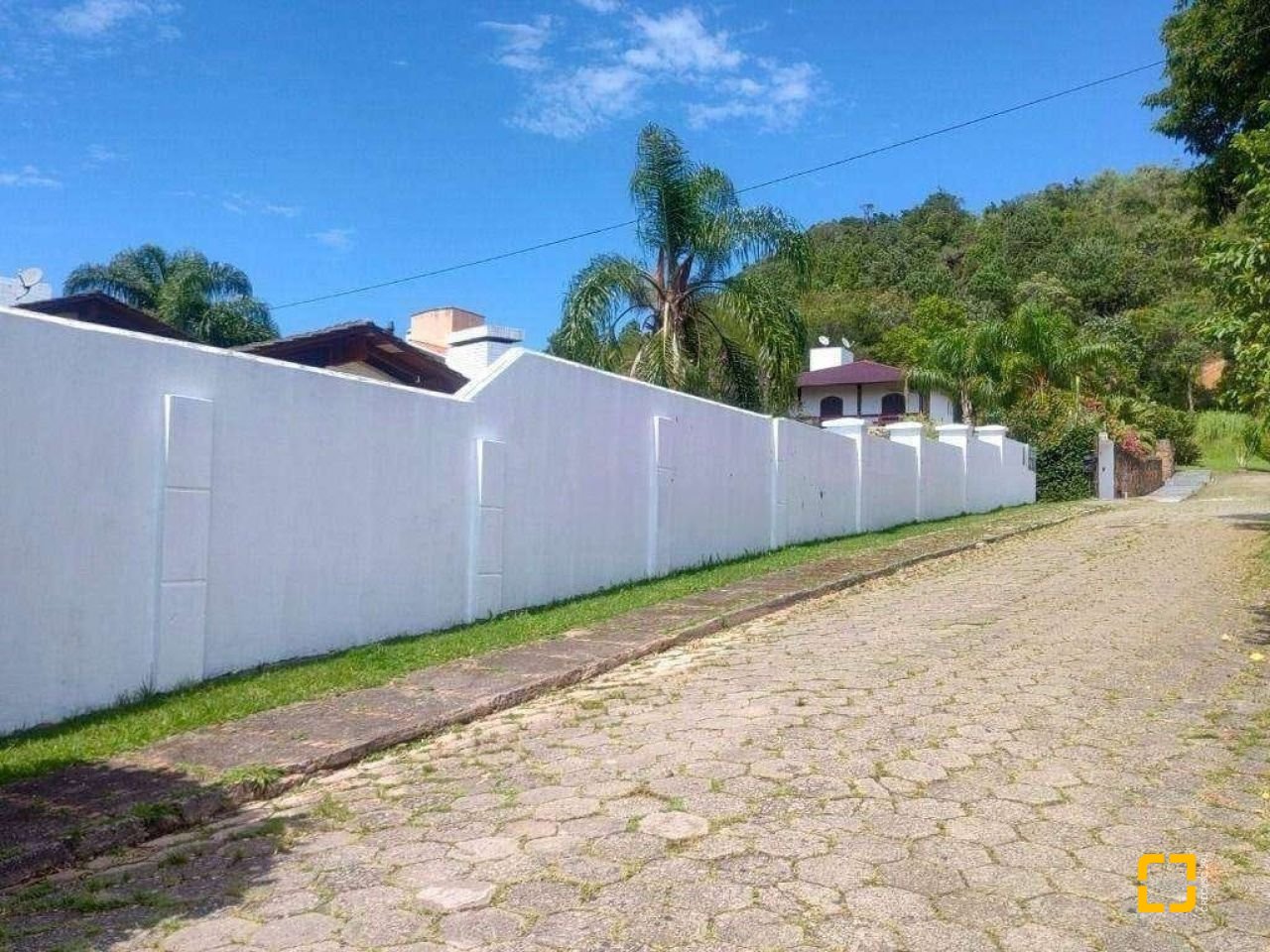 Casa com 2247m², 6 quartos (sendo 2 suítes), 10 garagens, no bairro Carvoeira em Florianópolis