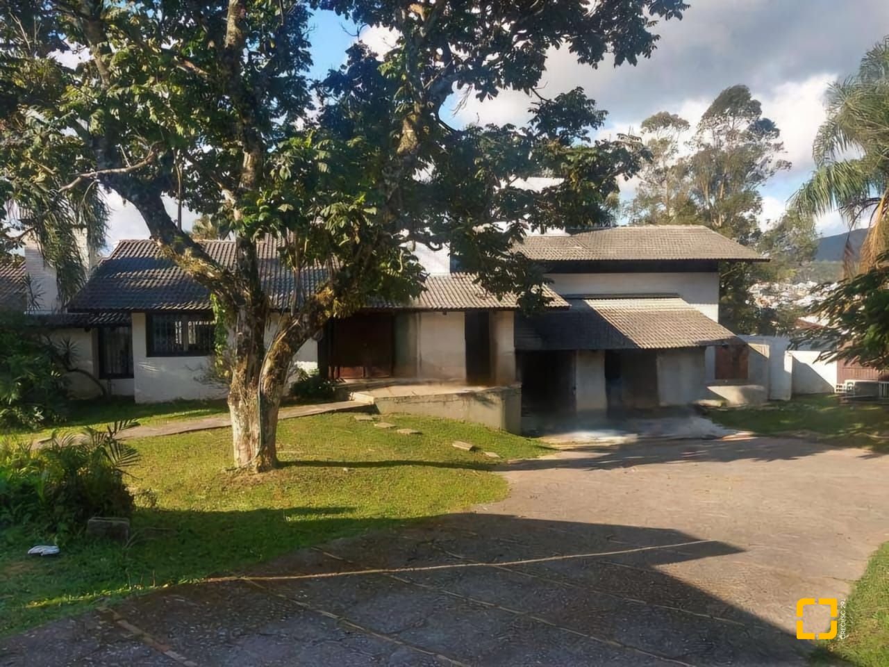 Casa com 2247m², 6 quartos (sendo 2 suítes), 10 garagens, no bairro Carvoeira em Florianópolis