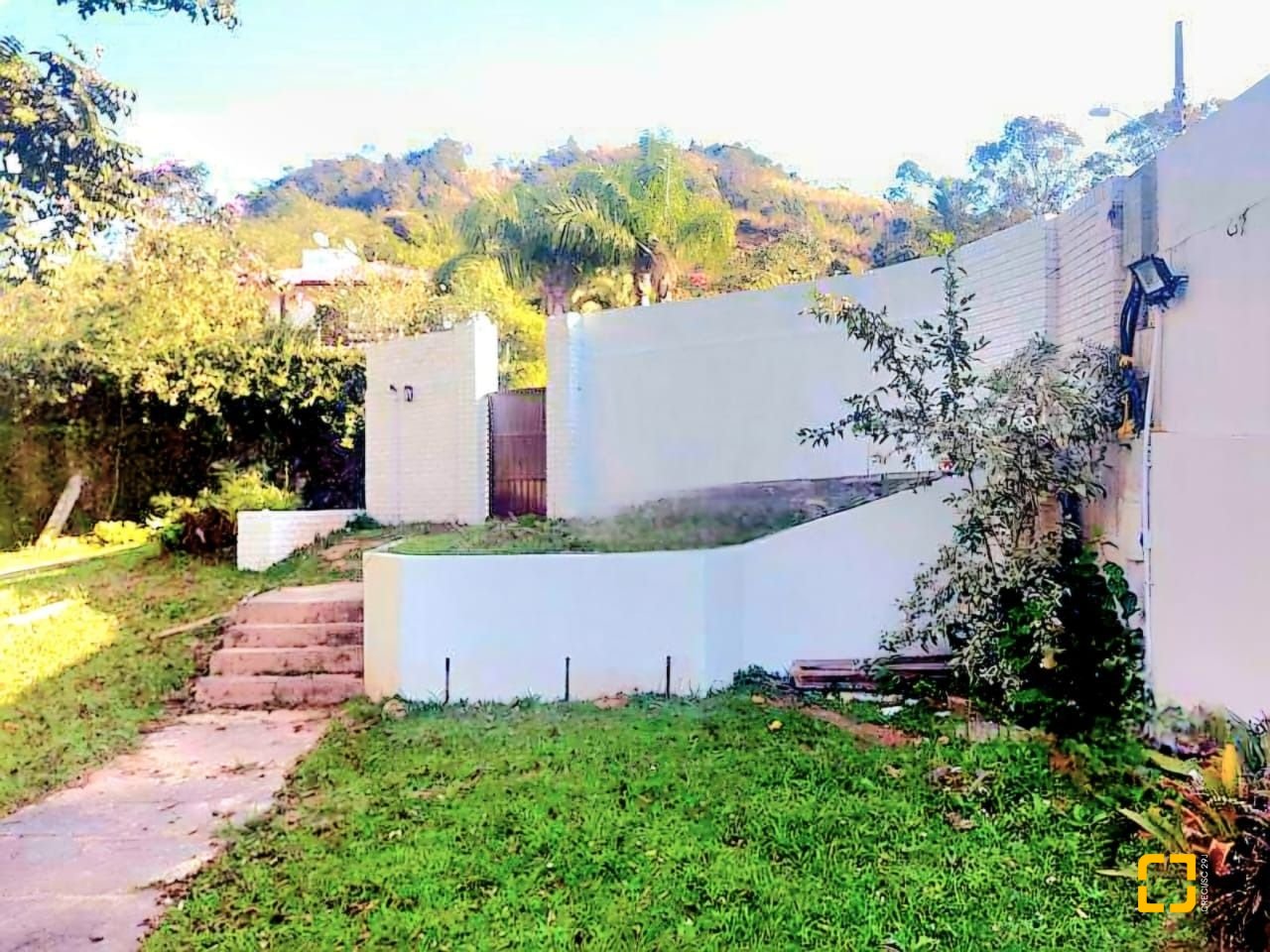 Casa com 2247m², 6 quartos (sendo 2 suítes), 10 garagens, no bairro Carvoeira em Florianópolis