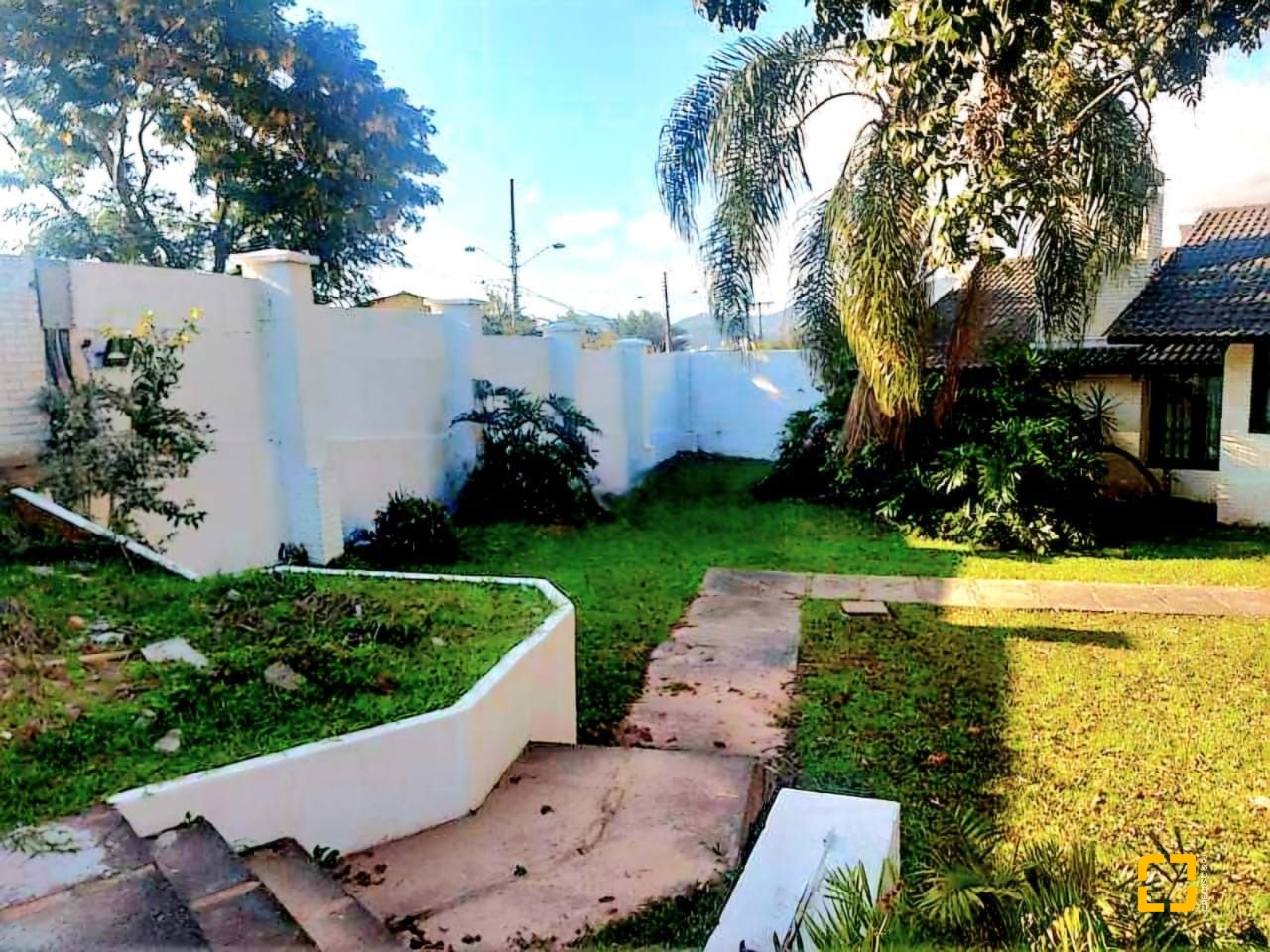 Casa com 2247m², 6 quartos (sendo 2 suítes), 10 garagens, no bairro Carvoeira em Florianópolis