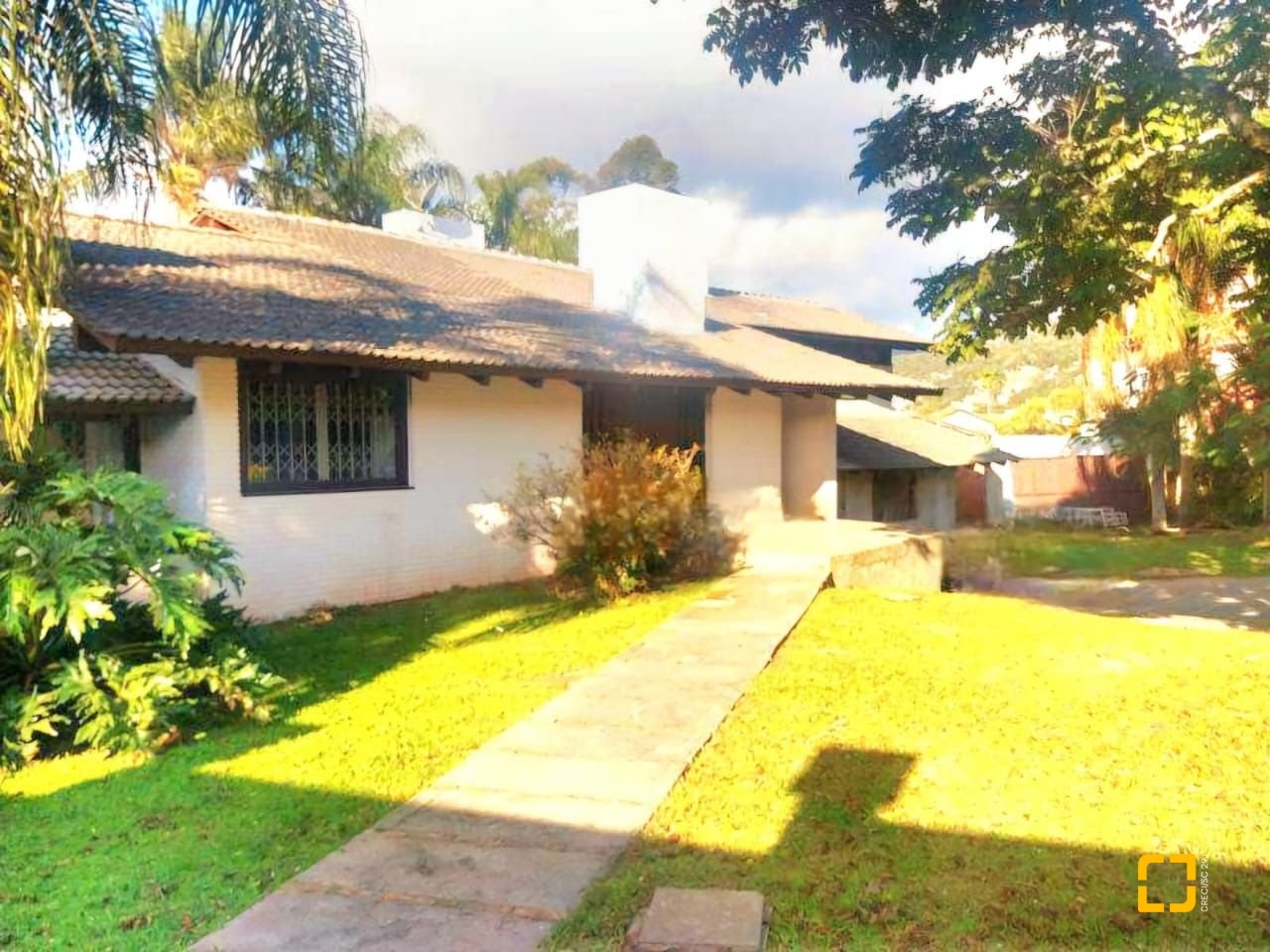 Casa com 2247m², 6 quartos (sendo 2 suítes), 10 garagens, no bairro Carvoeira em Florianópolis