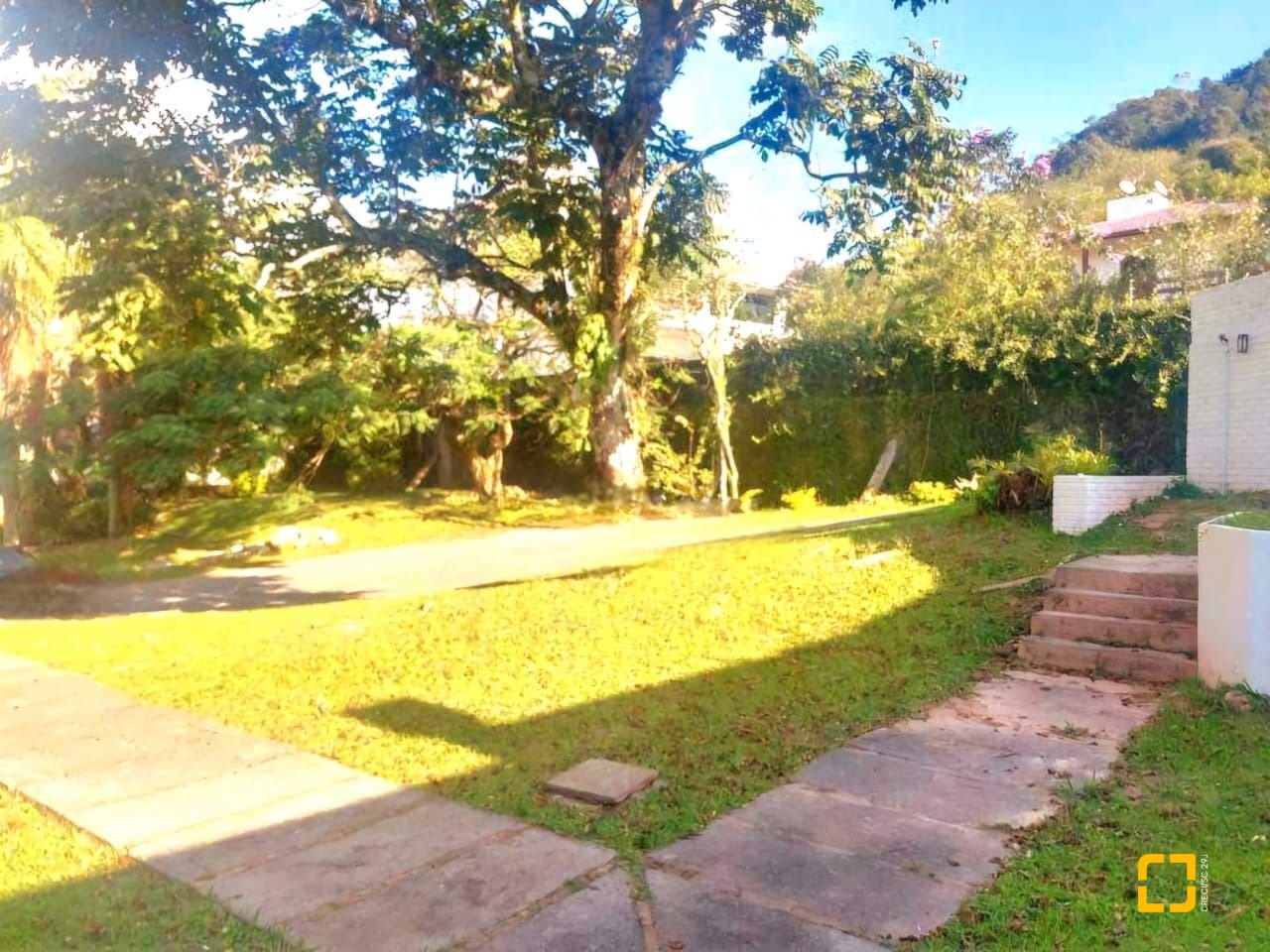 Casa com 2247m², 6 quartos (sendo 2 suítes), 10 garagens, no bairro Carvoeira em Florianópolis