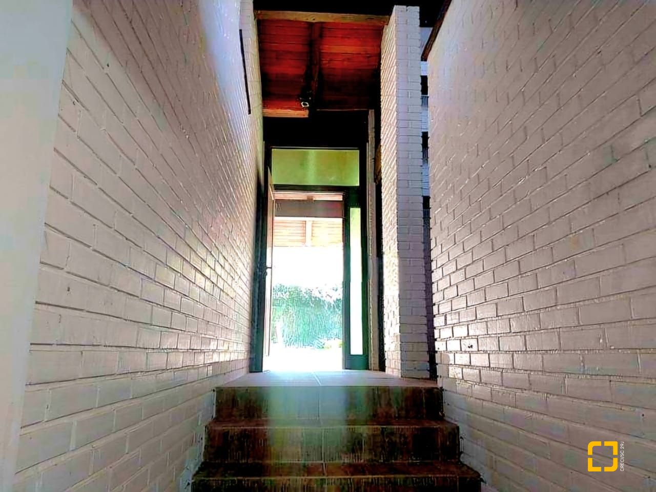 Casa com 2247m², 6 quartos (sendo 2 suítes), 10 garagens, no bairro Carvoeira em Florianópolis