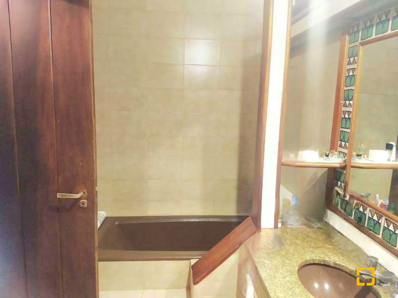 Casa com 2247m², 6 quartos (sendo 2 suítes), 10 garagens, no bairro Carvoeira em Florianópolis