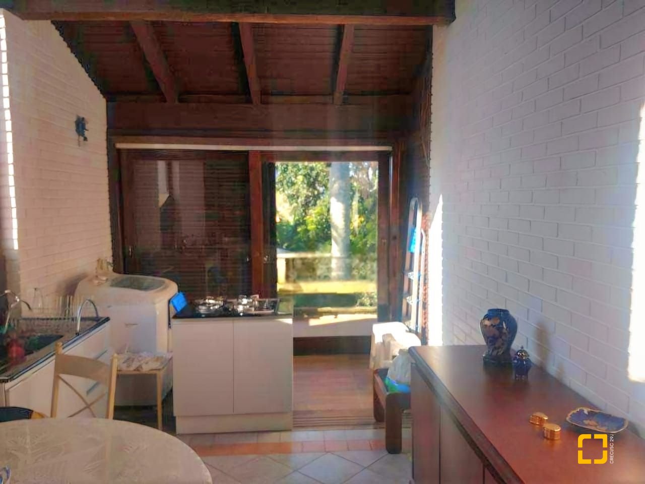 Casa com 2247m², 6 quartos (sendo 2 suítes), 10 garagens, no bairro Carvoeira em Florianópolis