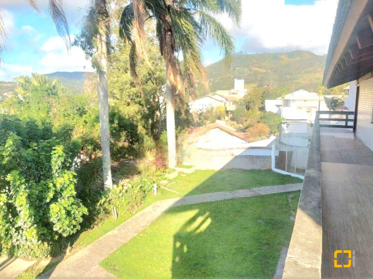 Casa com 2247m², 6 quartos (sendo 2 suítes), 10 garagens, no bairro Carvoeira em Florianópolis