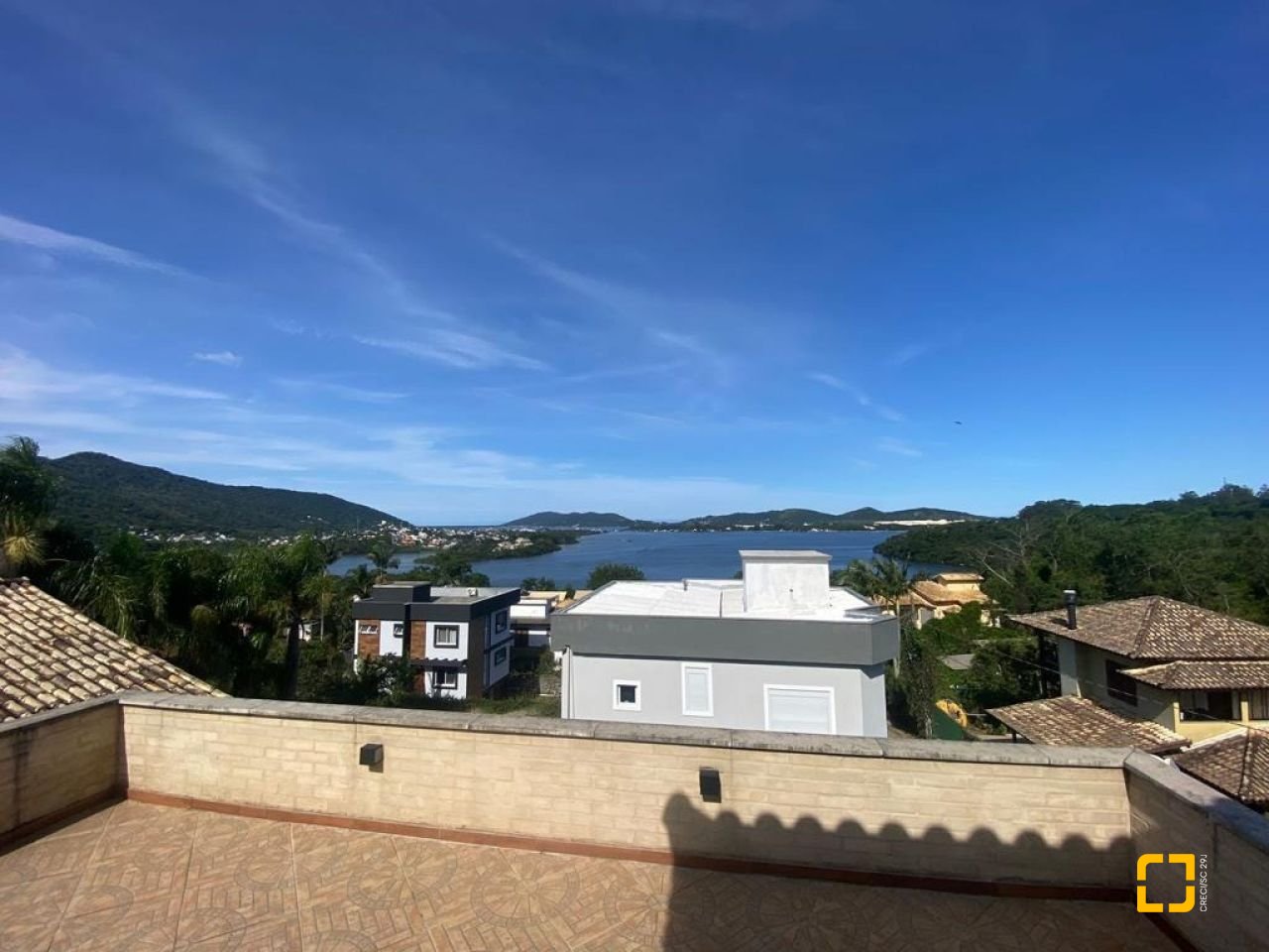 Casa com 209m², 5 quartos (sendo 1 suíte), 2 garagens, no bairro Lagoa da Conceição em Florianópolis