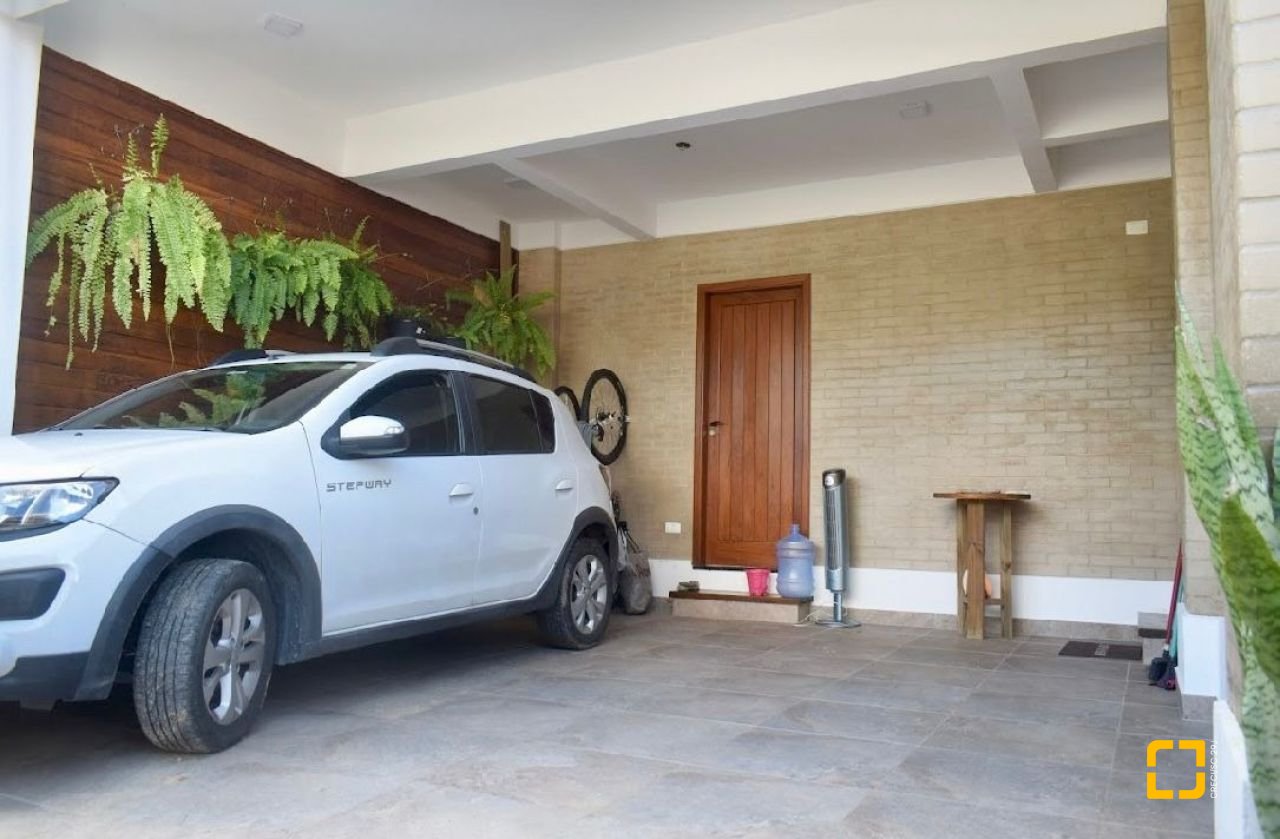 Casa com 209m², 5 quartos (sendo 1 suíte), 2 garagens, no bairro Lagoa da Conceição em Florianópolis