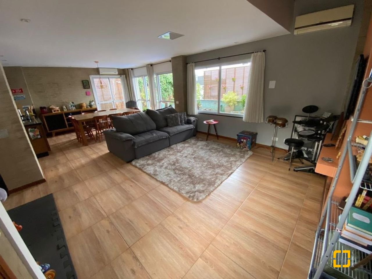 Casa com 209m², 5 quartos (sendo 1 suíte), 2 garagens, no bairro Lagoa da Conceição em Florianópolis