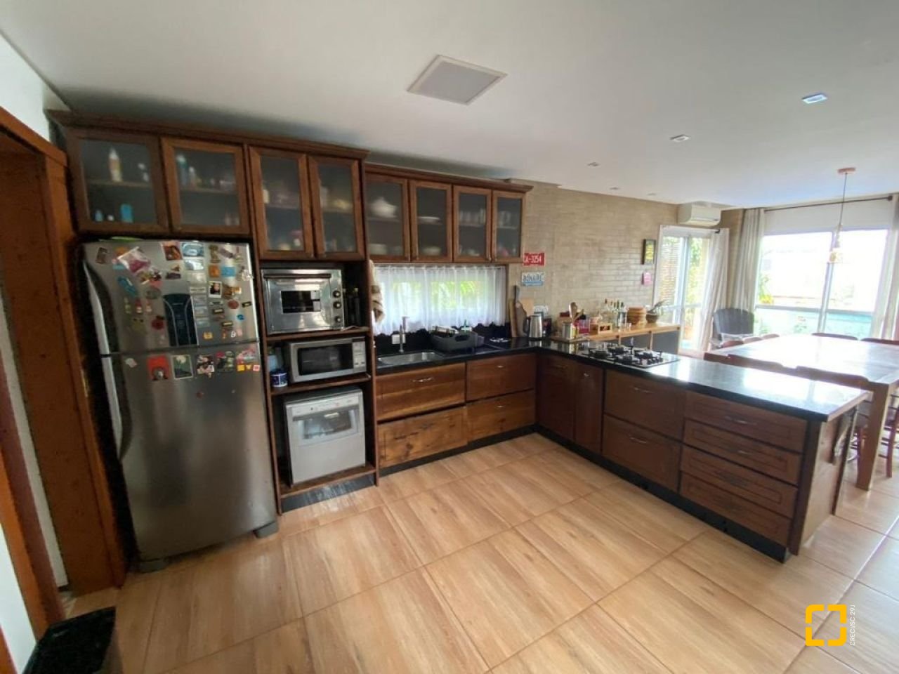 Casa com 209m², 5 quartos (sendo 1 suíte), 2 garagens, no bairro Lagoa da Conceição em Florianópolis