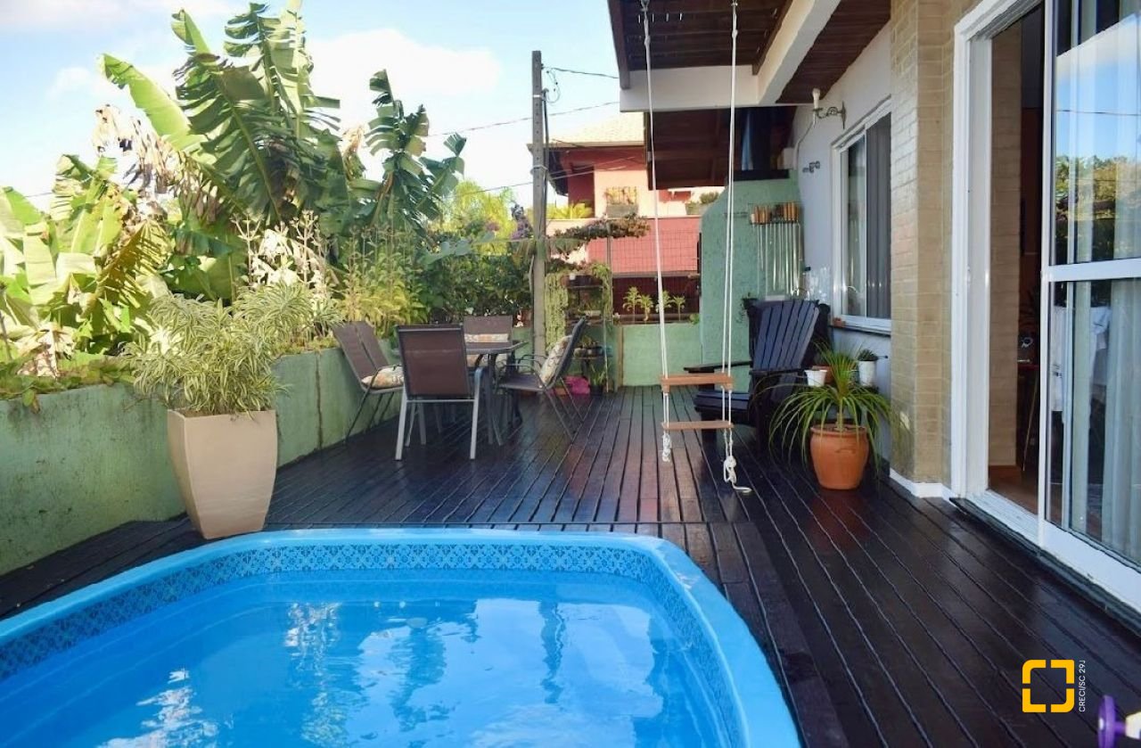 Casa com 209m², 5 quartos (sendo 1 suíte), 2 garagens, no bairro Lagoa da Conceição em Florianópolis