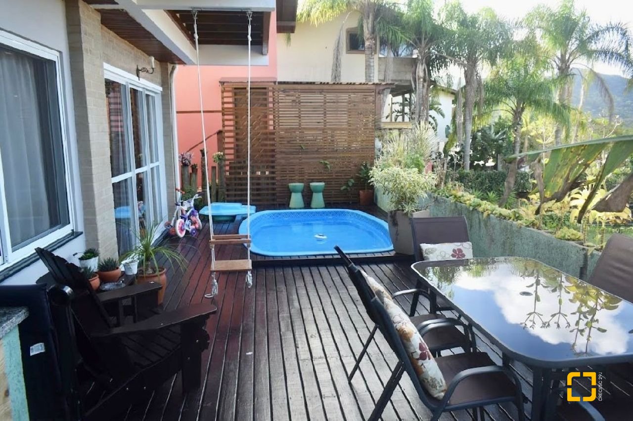 Casa com 209m², 5 quartos (sendo 1 suíte), 2 garagens, no bairro Lagoa da Conceição em Florianópolis
