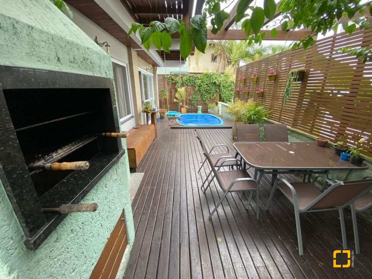 Casa com 209m², 5 quartos (sendo 1 suíte), 2 garagens, no bairro Lagoa da Conceição em Florianópolis