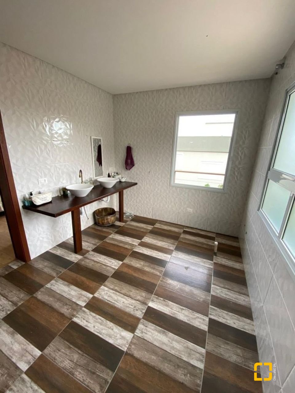 Casa com 209m², 5 quartos (sendo 1 suíte), 2 garagens, no bairro Lagoa da Conceição em Florianópolis