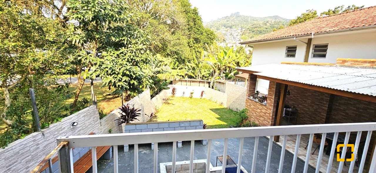 Casa com 228m², 3 quartos (sendo 1 suíte), 3 garagens, no bairro Pantanal em Florianópolis