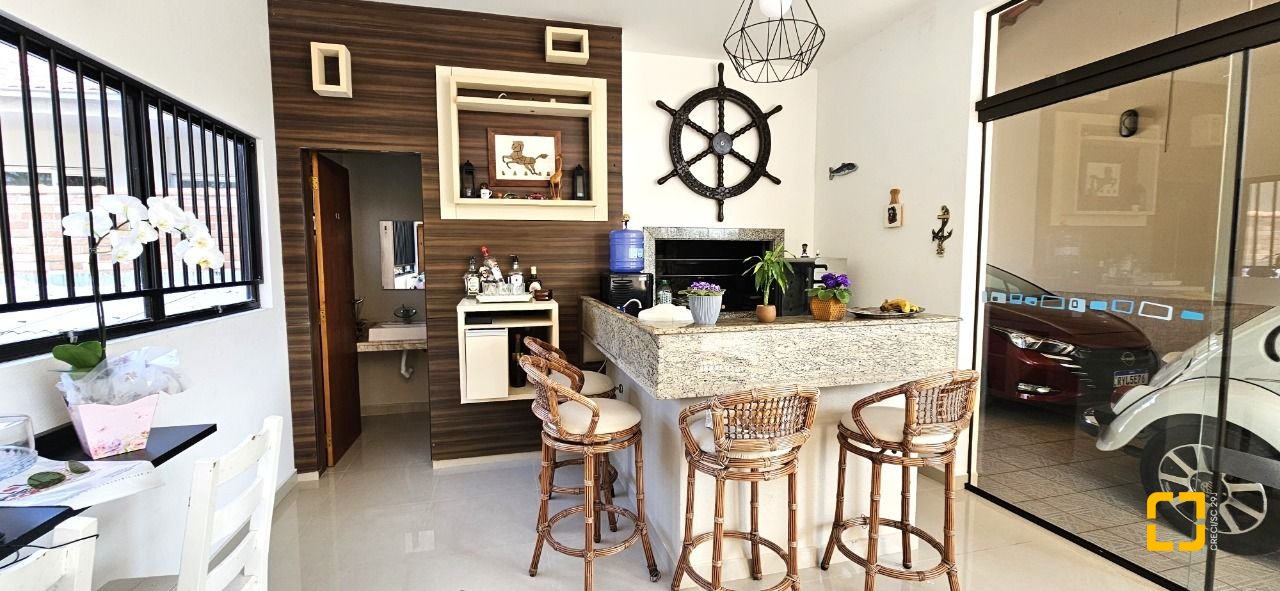 Casa com 228m², 3 quartos (sendo 1 suíte), 3 garagens, no bairro Pantanal em Florianópolis