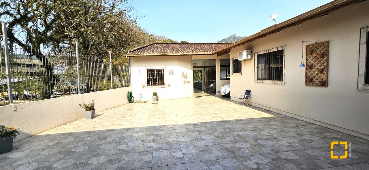 Casa com 228m², 3 quartos (sendo 1 suíte), 3 garagens, no bairro Pantanal em Florianópolis