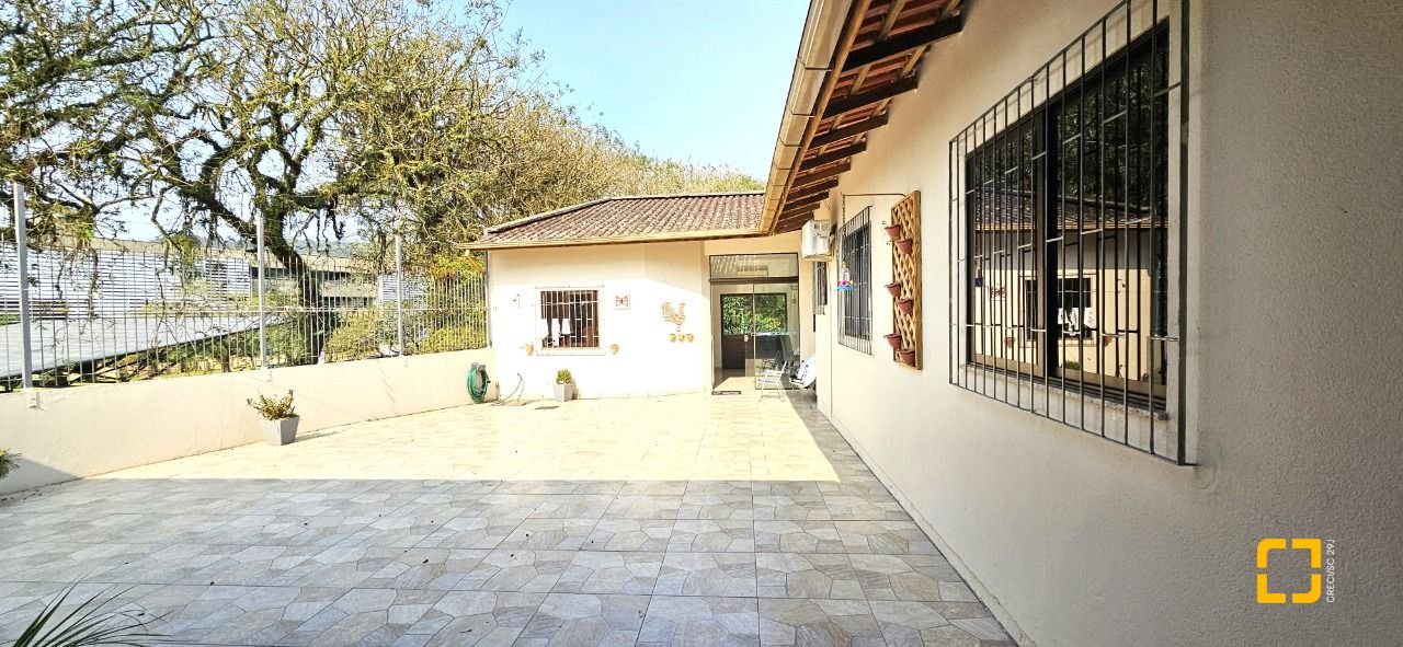 Casa com 228m², 3 quartos (sendo 1 suíte), 3 garagens, no bairro Pantanal em Florianópolis