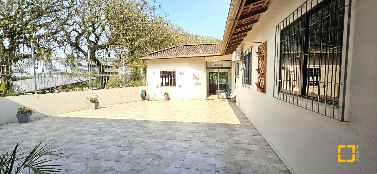 Casa com 228m², 3 quartos (sendo 1 suíte), 3 garagens, no bairro Pantanal em Florianópolis