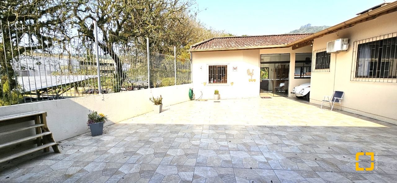 Casa com 228m², 3 quartos (sendo 1 suíte), 3 garagens, no bairro Pantanal em Florianópolis