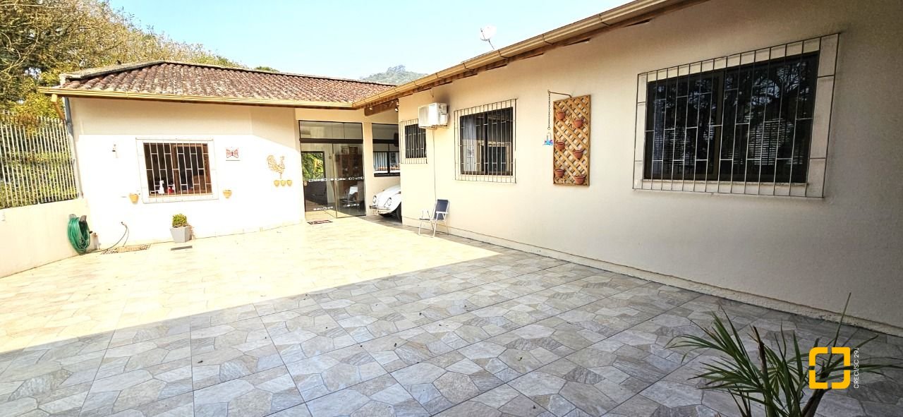 Casa com 228m², 3 quartos (sendo 1 suíte), 3 garagens, no bairro Pantanal em Florianópolis