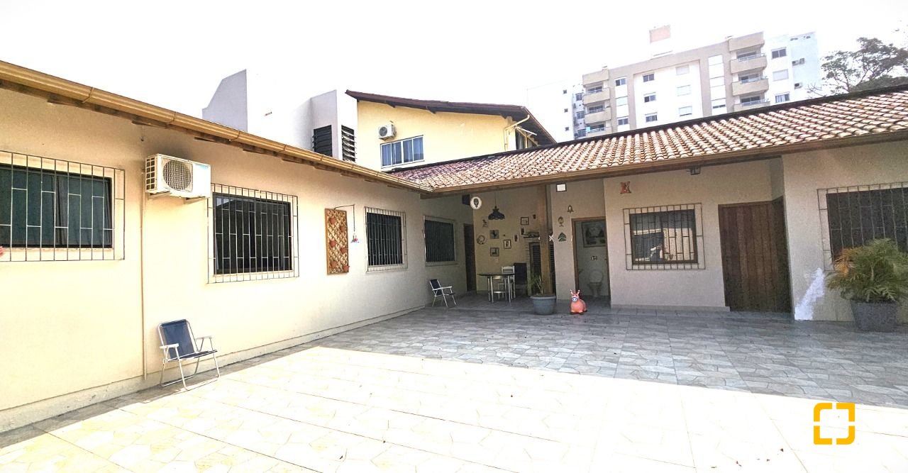 Casa com 228m², 3 quartos (sendo 1 suíte), 3 garagens, no bairro Pantanal em Florianópolis