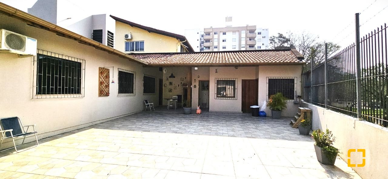 Casa com 228m², 3 quartos (sendo 1 suíte), 3 garagens, no bairro Pantanal em Florianópolis